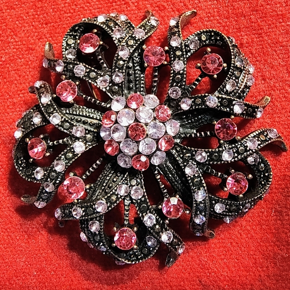 Brooches - Picture 8 of 9